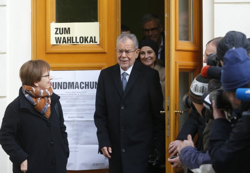 Austrians roundly reject far right in presidential election