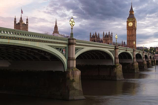 The truth behind the photo of the Muslim woman on Westminster Bridge