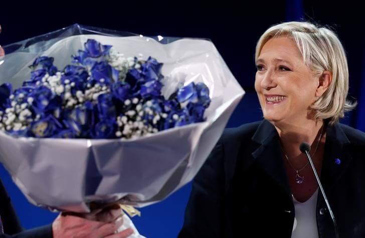 Hollande urges French to reject Le Pen in presidential run-off vote